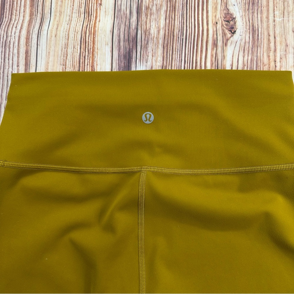 lululemon athletica Women's Short Size 8 - Picture 2 of 11
